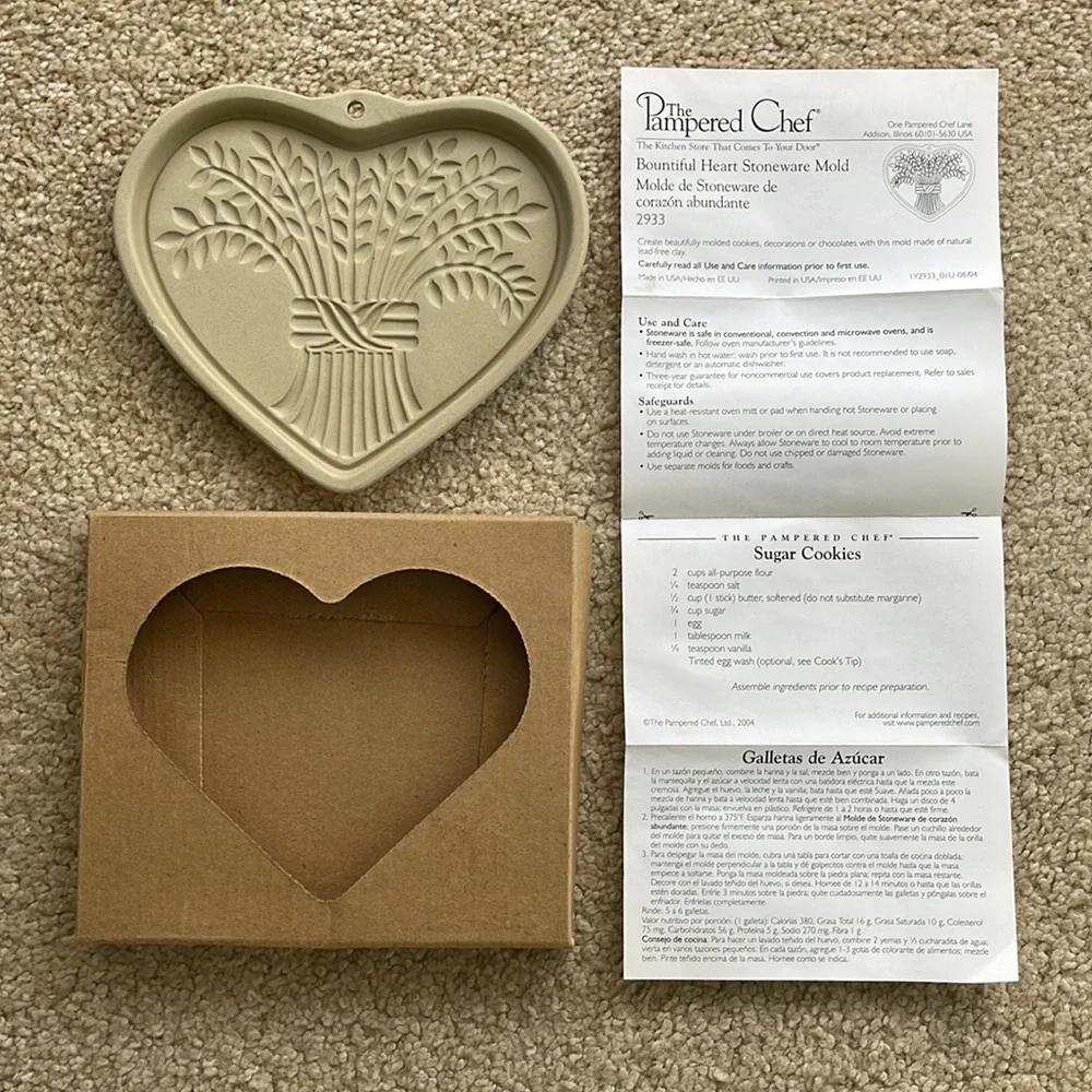 NIB The Pampered Chef Bountiful Heart Stoneware Cookie Mold Box & Recipe Booklet